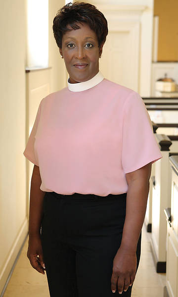 Picture of WomenSpirit Short Sleeve Shell Clergy Blouse - Neckband Collar